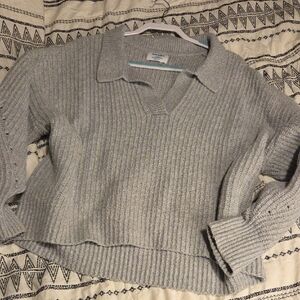 Old Navy Women's V-Neck Sweater in Light Gray